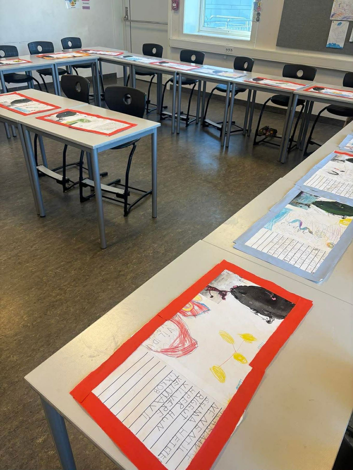 et klasserom med pulter og stoler