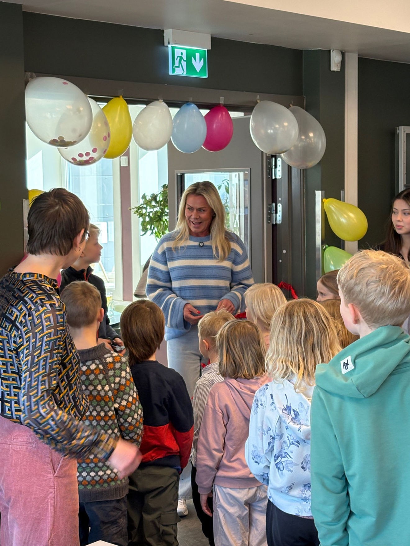 Rektor tar i mot elevrådsrepresentantene fra hele skolen