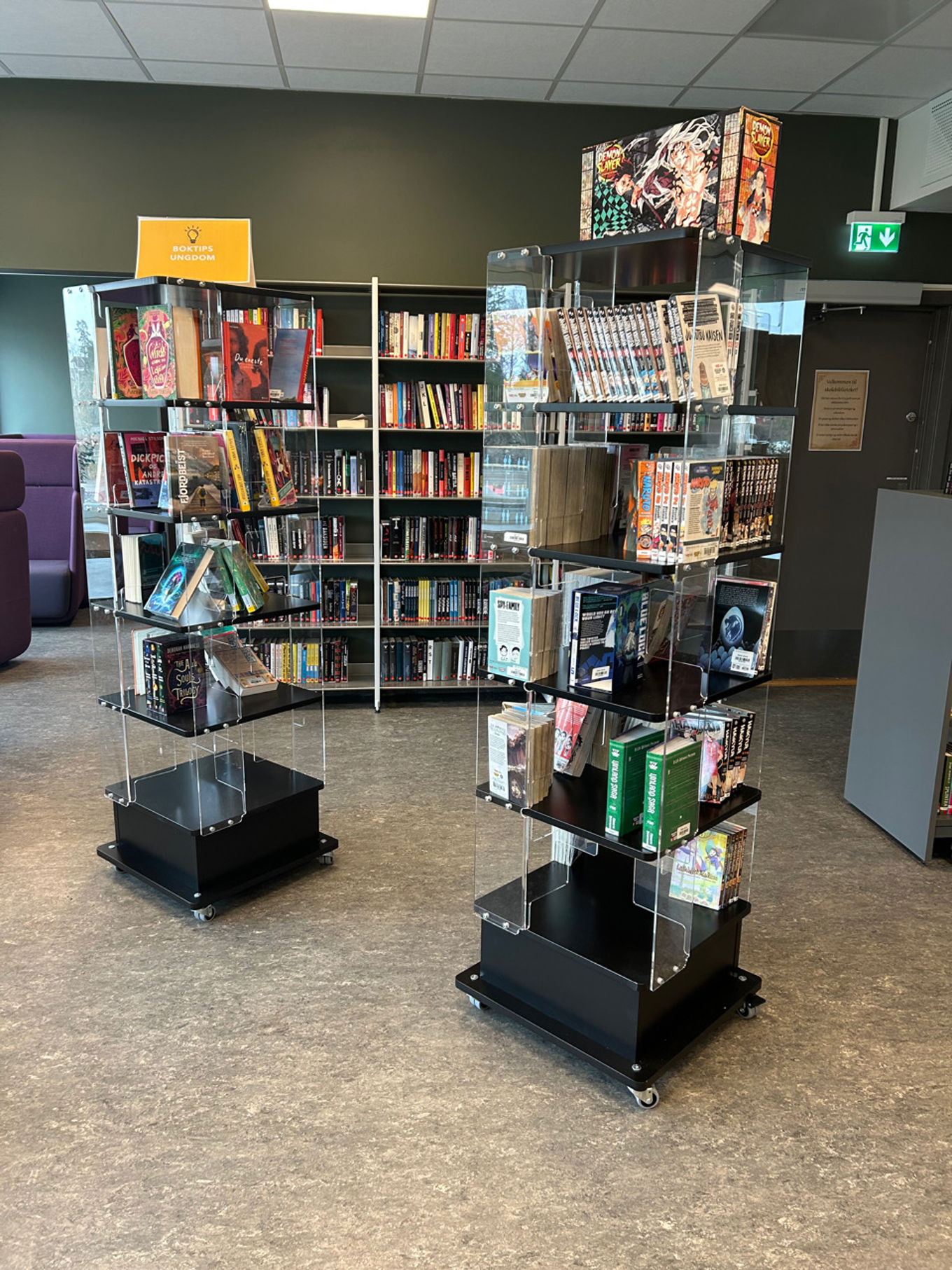 Utstilling av bøker i ungdomsavdelingen