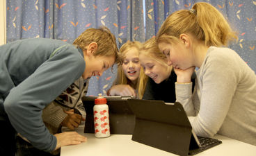 Elever arbeider på nettbrett