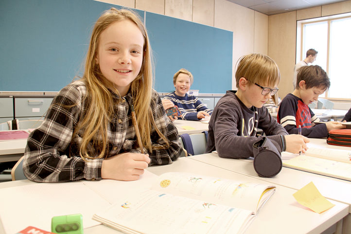 Elever arbeider i klasserom. (Foto: Heidi M. Skjebstad)