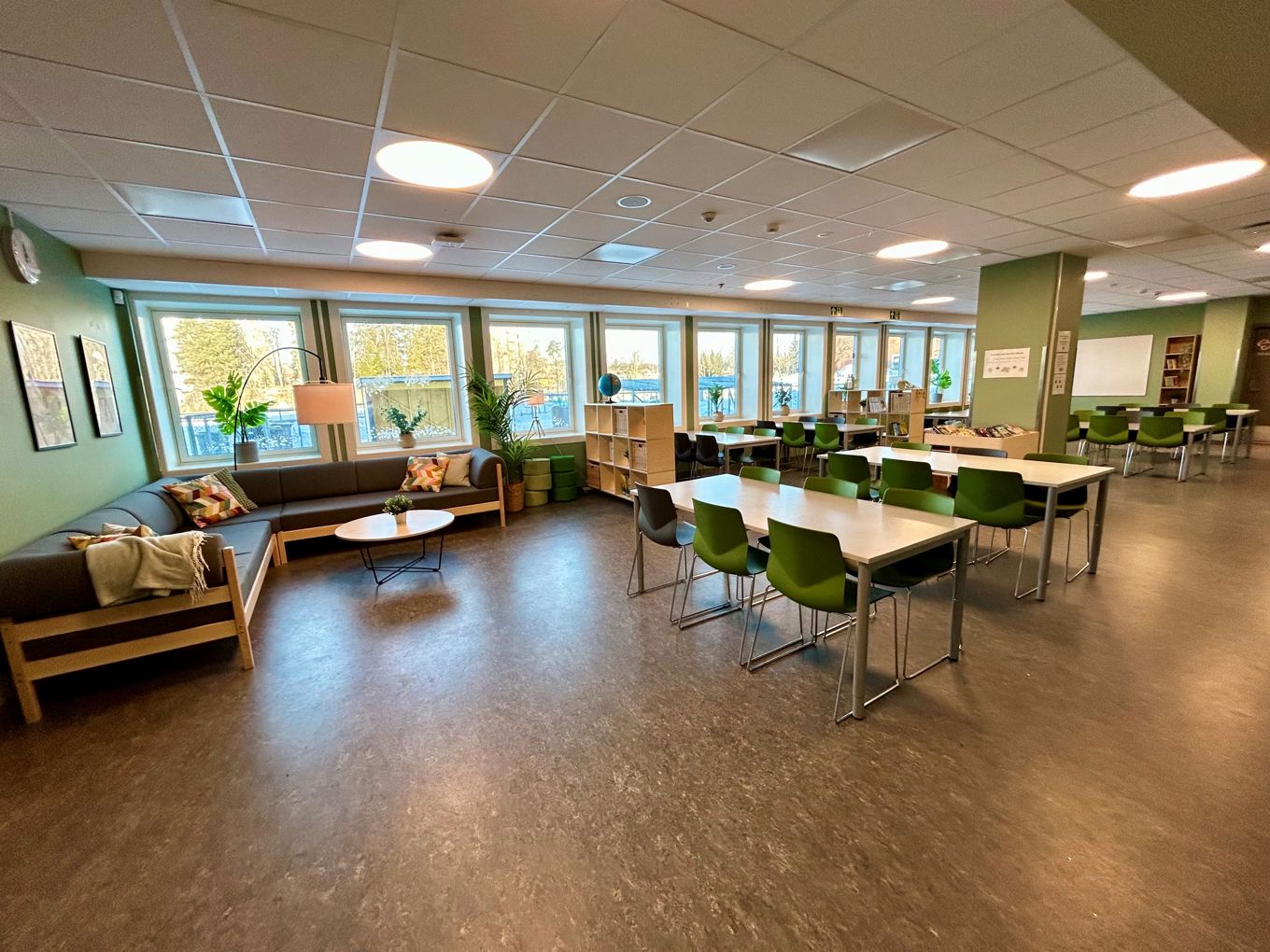 et rom med bord og stoler