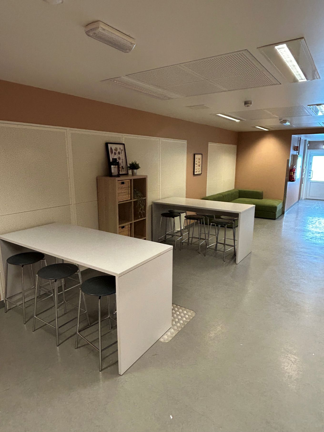 et rom med bord og stoler