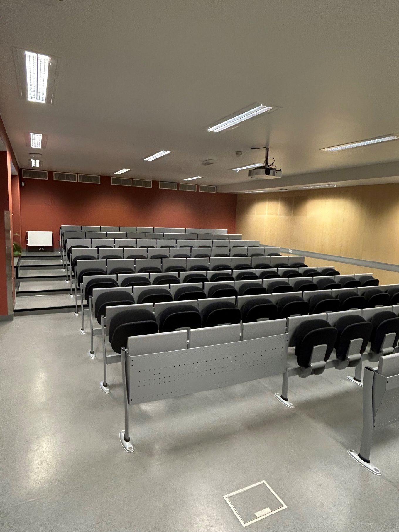 et stort tomt auditorium