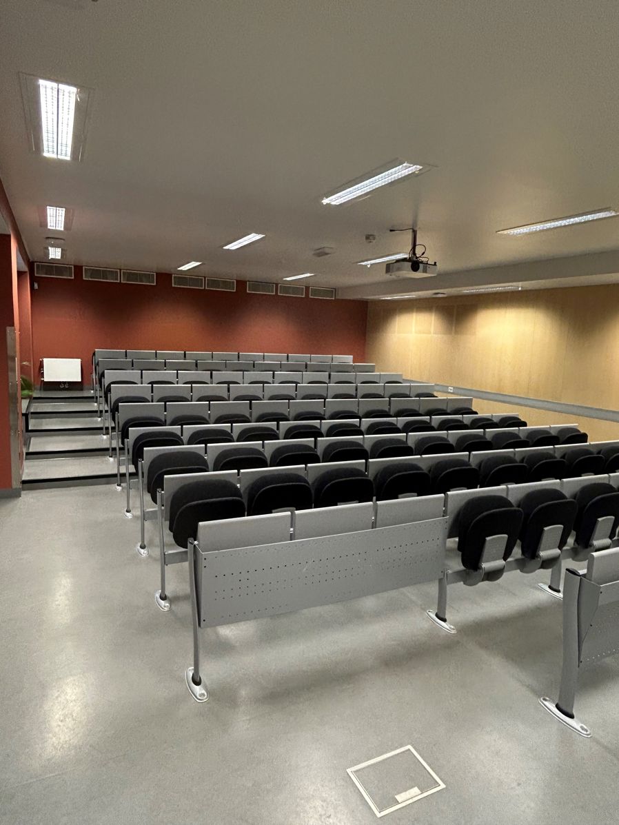 et stort tomt auditorium