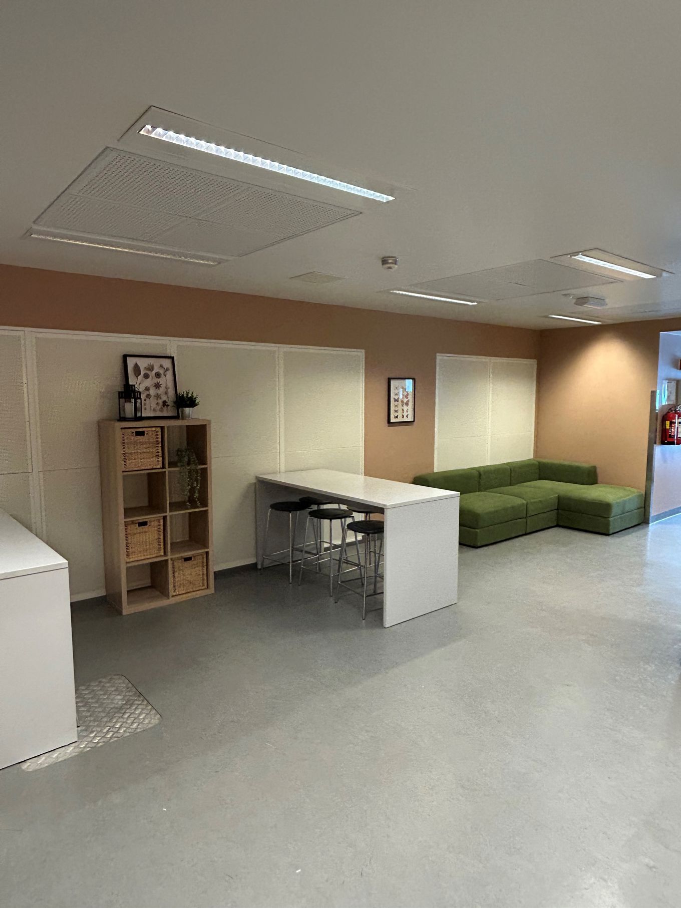 et rom med bord og stoler