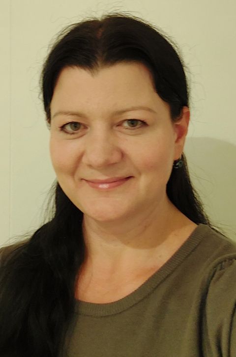 en person som smiler til kameraet