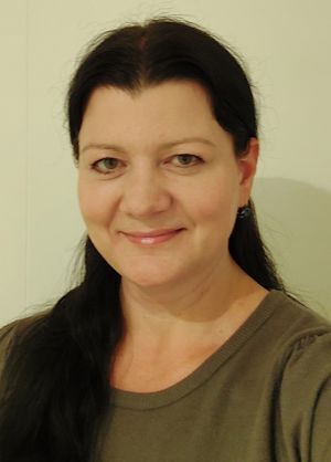 en person som smiler til kameraet