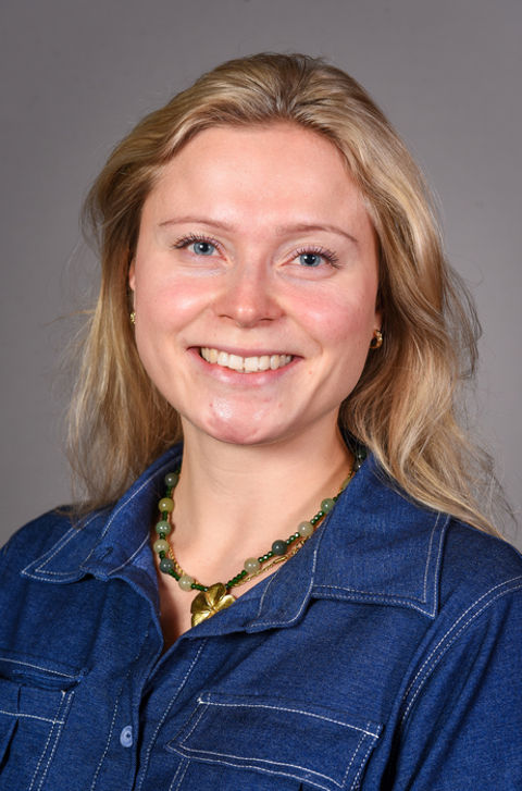 en person med blondt hår en person med blondt hår