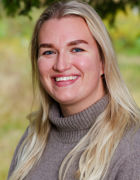 en person som smiler til kameraet