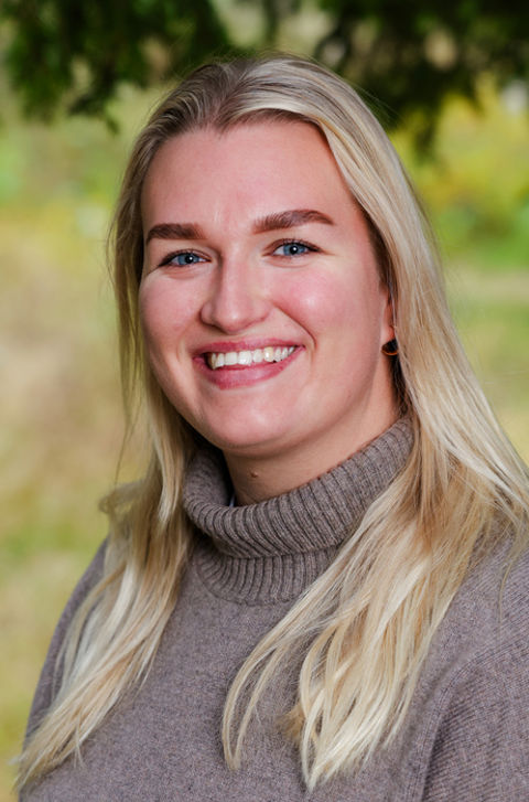 en person som smiler til kameraet