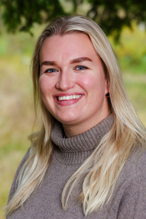 en person som smiler til kameraet