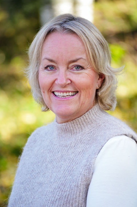 en person som smiler til kameraet