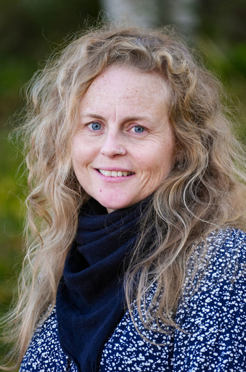 en person med blondt hår