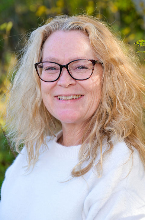 en person med blondt hår