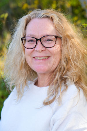 en person med blondt hår