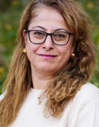 En person med briller som smiler