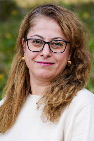 En person med briller som smiler