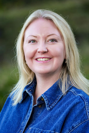 en person med blondt hår