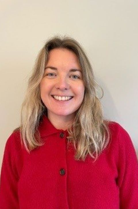 en person som smiler til kameraet