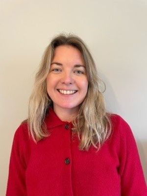 en person som smiler til kameraet