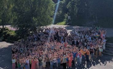 En stor folkemengde ved en vannfontene