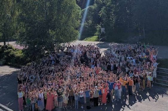 En stor folkemengde ved en vannfontene