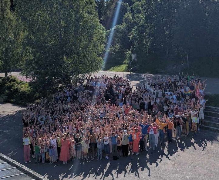 En stor folkemengde ved en vannfontene