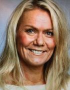 et nærbilde av en person som smiler