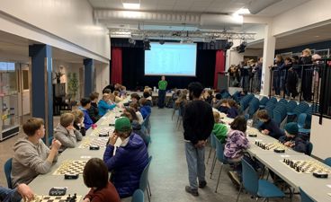 En gruppe mennesker som spiller sjakk