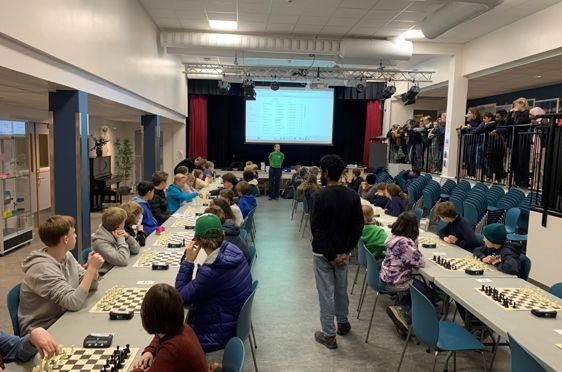 En gruppe mennesker som spiller sjakk