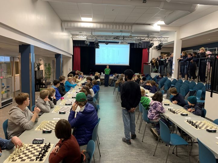 En gruppe mennesker som spiller sjakk