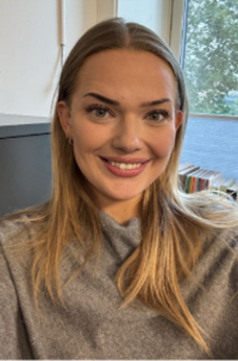 en person som smiler til kameraet