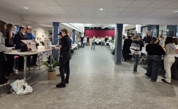 en gruppe mennesker i et rom