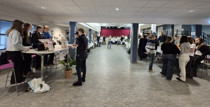 en gruppe mennesker i et rom