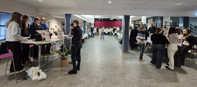 en gruppe mennesker i et rom en gruppe mennesker i et rom