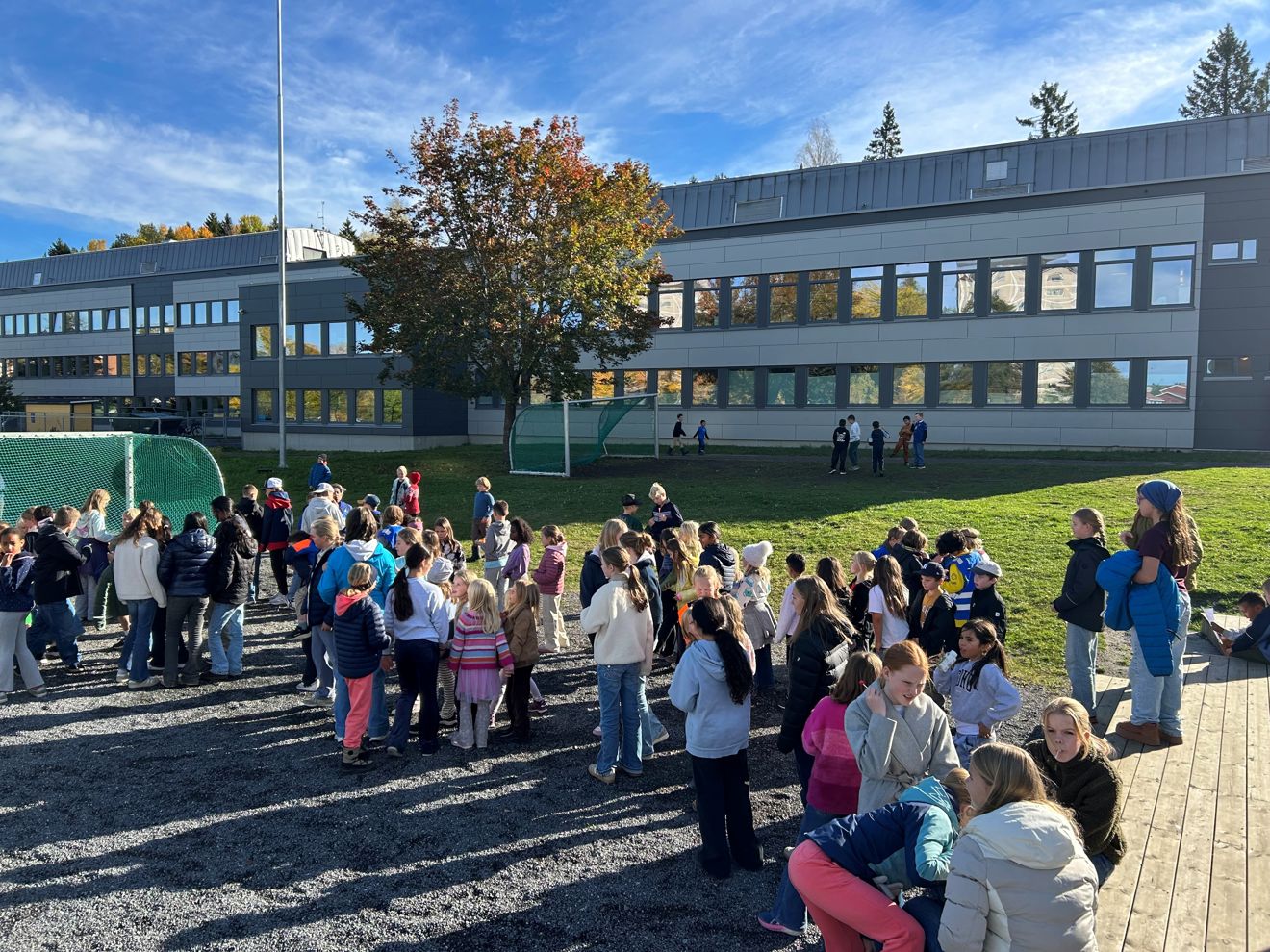 en gruppe mennesker utenfor en bygning