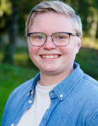 et nærbilde av en smilende person