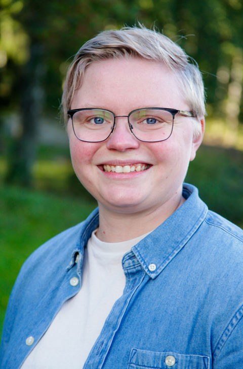 et nærbilde av en smilende person et nærbilde av en smilende person