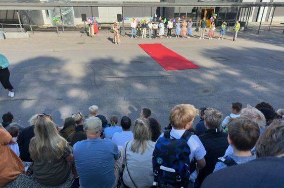 En gruppe mennesker som ser på en person som driver med en sport