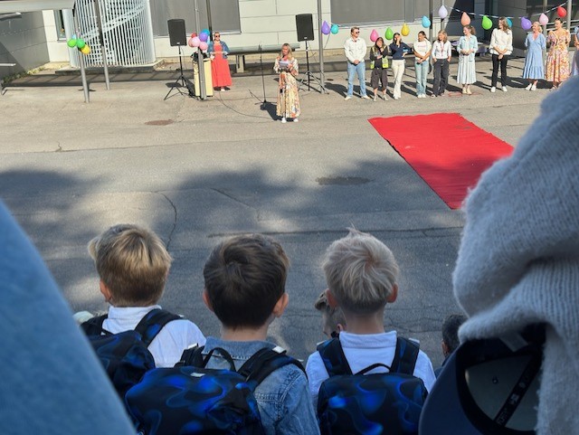 en gruppe mennesker som ser på en person som spiller gitar