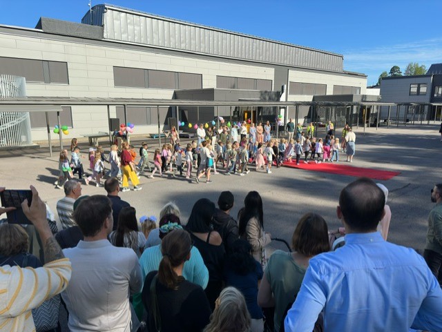 en gruppe mennesker som ser på en forestilling