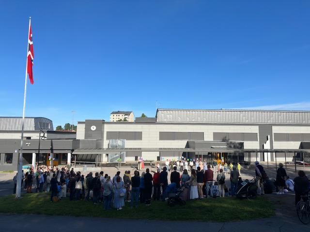 en gruppe mennesker utenfor en bygning