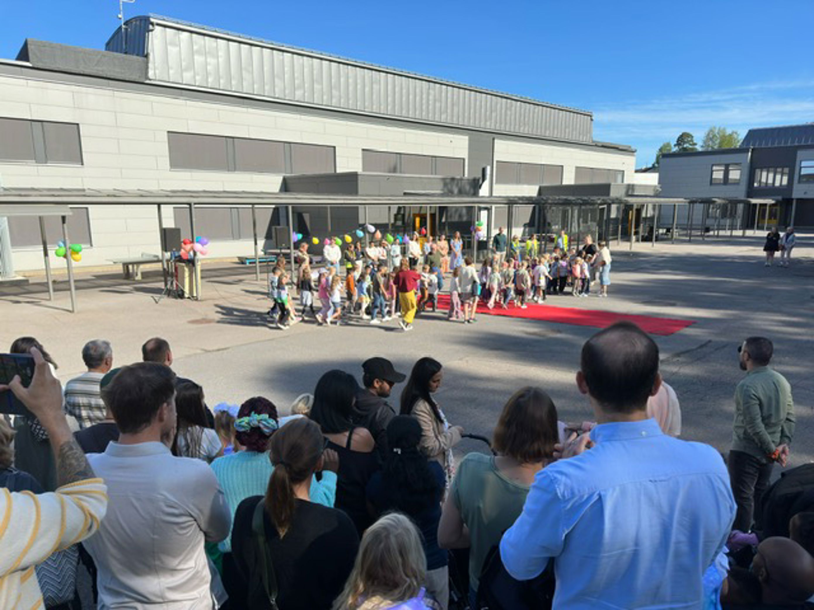 en gruppe mennesker som ser på et band på scenen