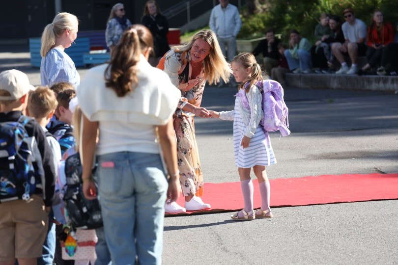 en gruppe mennesker som står på en gate