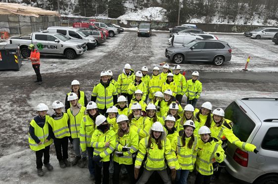 En gruppe mennesker i gule jakker