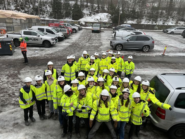 En gruppe mennesker i gule jakker